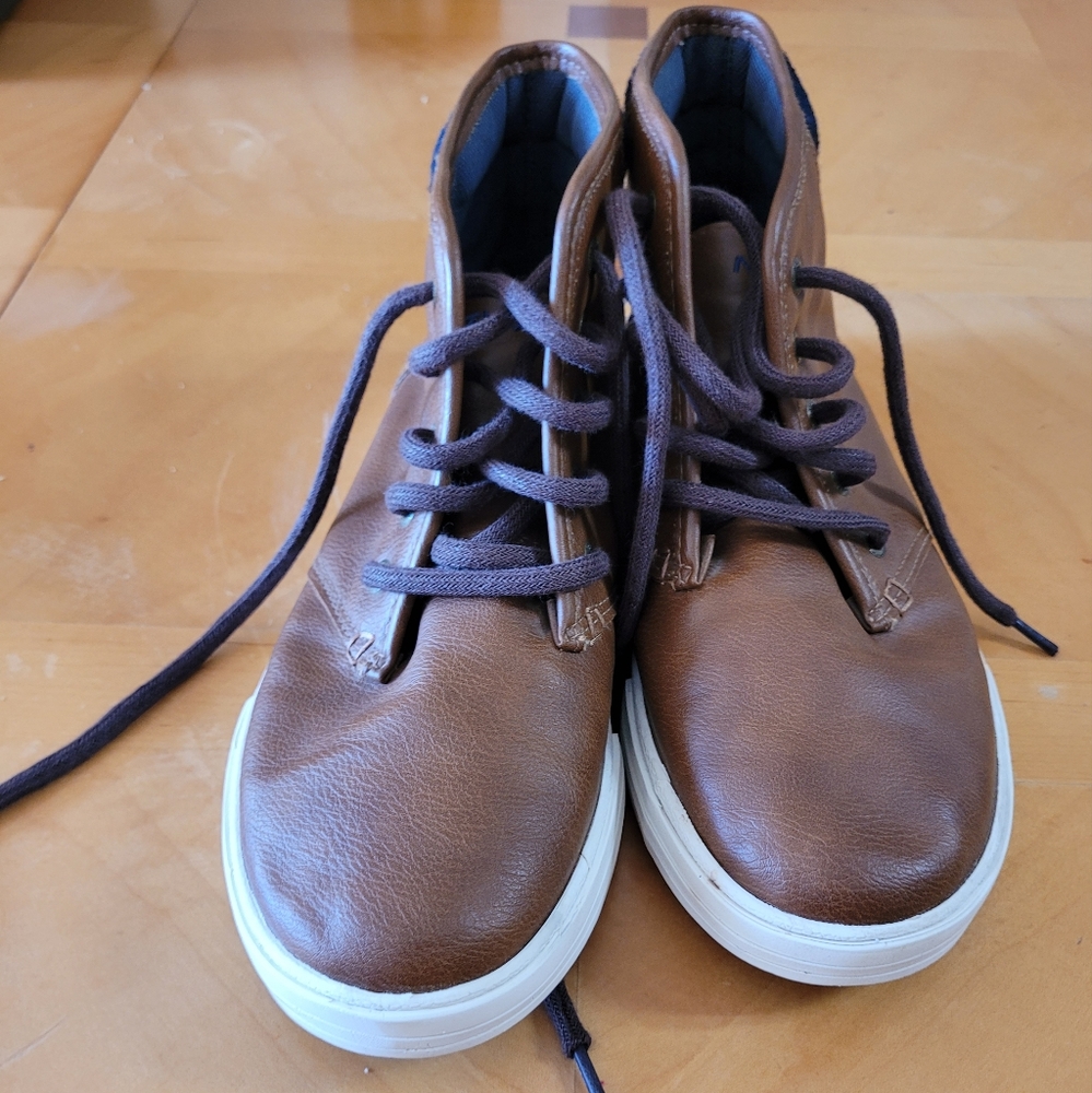 Boys size 6 brown Nautica shoes